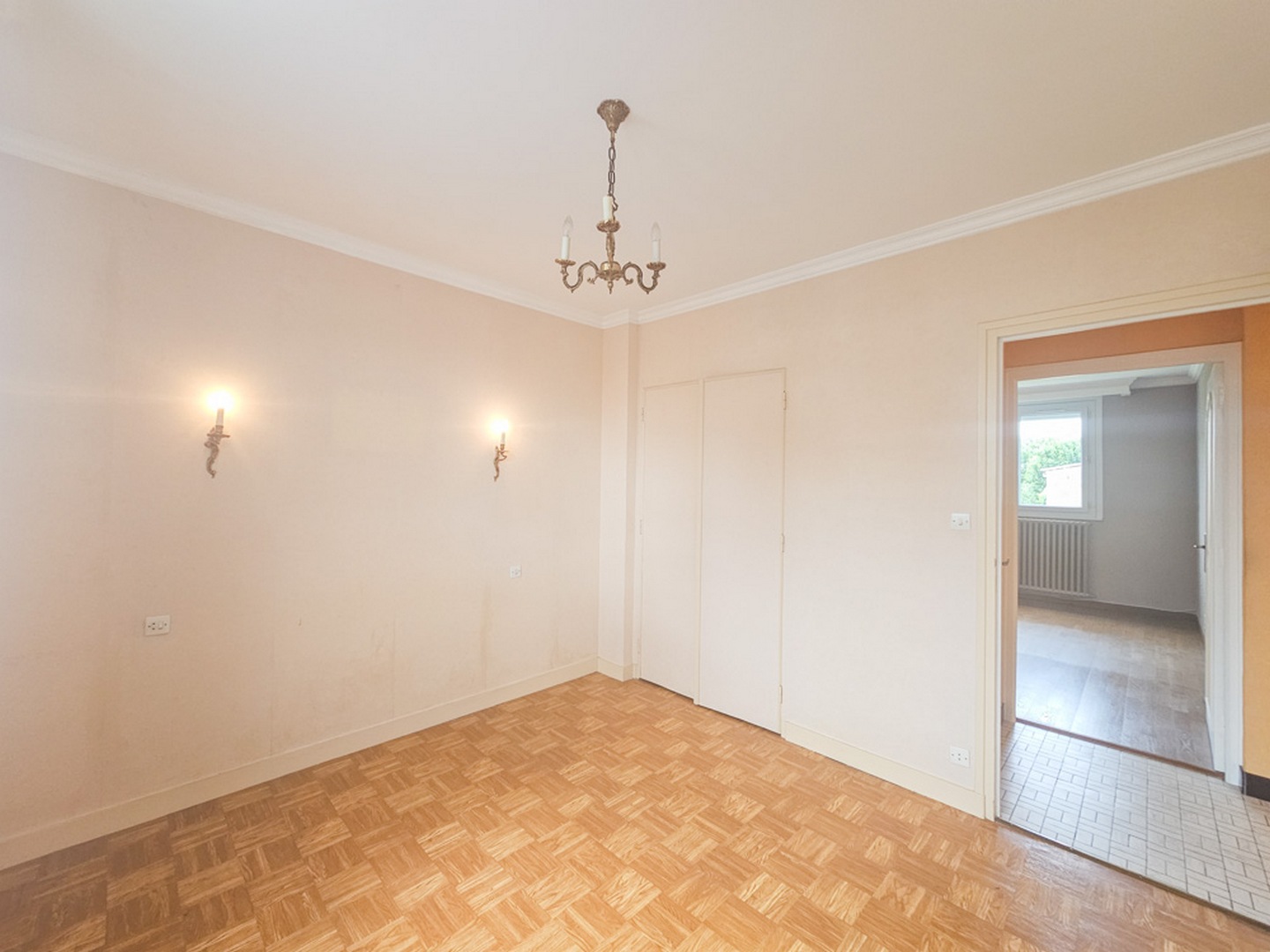 MAISON T6 AVEC 4/5 CH - TERRAIN +450M² - NON MITOYENNE - GARAGE - PROXIMITE COMMERCES - RARE photo 4